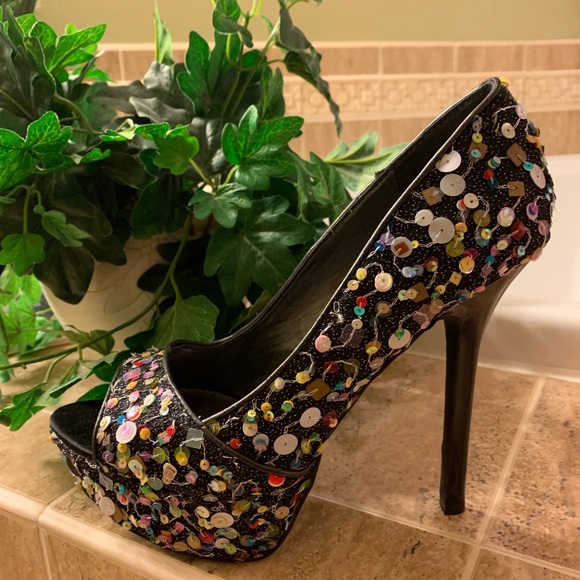 Women Heels - Picture 2 of 3